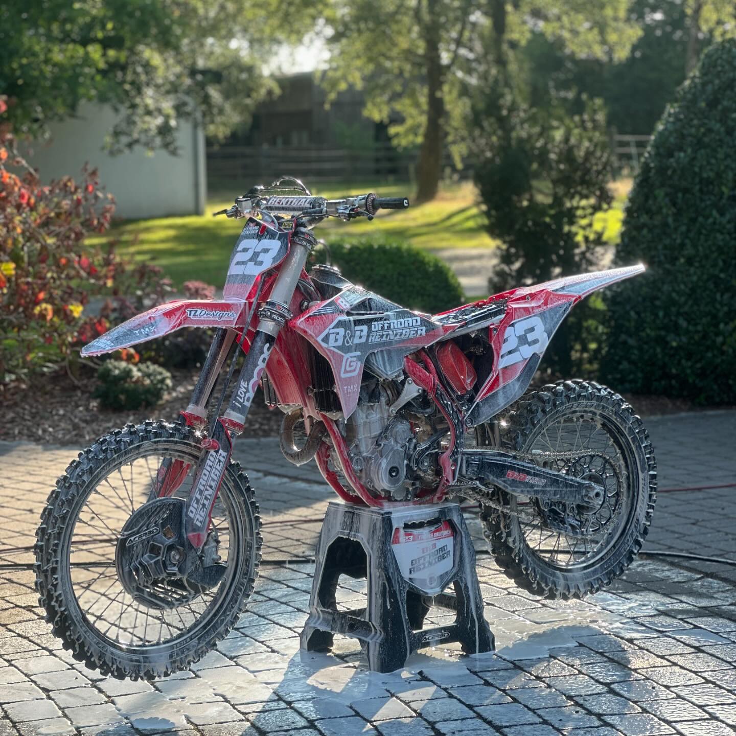 „Nach dem Training ist vor der Pflege! 🏍✨ Mit dem B&B Offroad Reiniger wird Euer Bike in kürzester Zeit wieder blitzsauber – egal wie viel Schlamm und Dreck das Offroad-Abenteuer hinterlassen hat. 💦 #MotorradLiebe #OffroadLife #BBReiniger #BikeCare #MotorradWaschen #ReadyForTheNextRide“