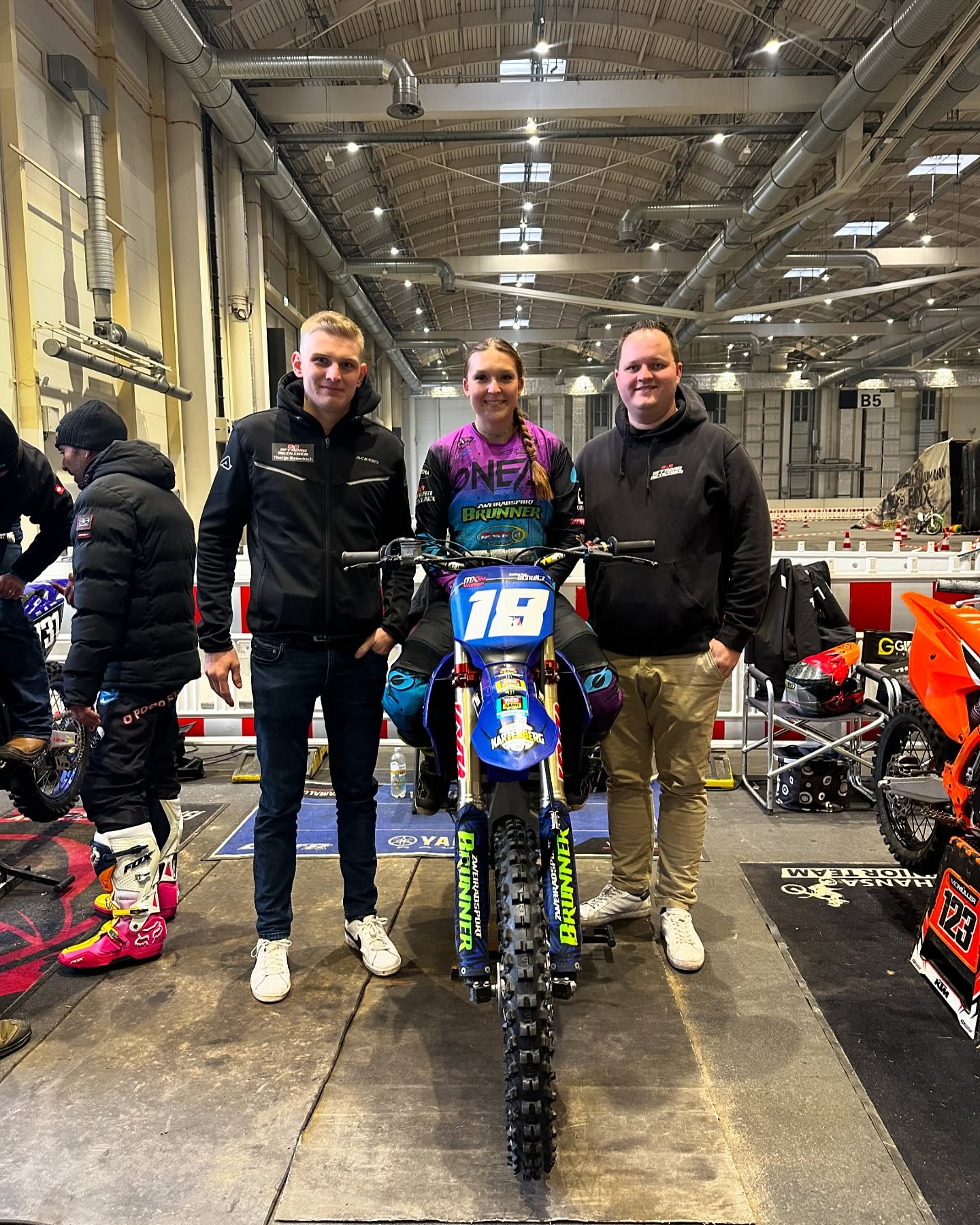 Heute haben wir Kathi auf den Hamburger Motorradtagen besucht! 🏍️🔥 In der Actionhalle B5 hat sie von Freitag bis Sonntag an den Rennen teilgenommen – und wir wollten mal sehen, wie sie sich auf Betonboden schlägt.💪✨ Wer war auch da? #HamburgerMotorradtage #hmt
@kathimx18
@hamburgermotorradtage_official
@msc_moelln