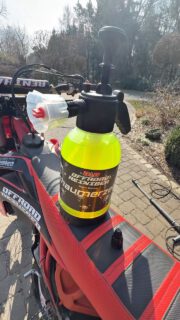 Perfekter Schaum für die Bikepflege! ✨🏍️ Unser Schaumerzeuger ist die ideale Pumpsprühflasche für kraftvollen Reinigungsschaum. Mit 2 Litern Fassungsvermögen und zwei verschiedenen Sprühköpfen – für dichtes Schaumbild oder feinen Sprühnebel – hast du volle Kontrolle über deine Reinigung! 🔥💦

📹 Im ersten Video siehst du den Schaumerzeuger in Aktion mit vollem Schaumbild, im zweiten zeigen wir den feinen Sprühaufsatz für präzisere Anwendungen! 💪

🔗 Jetzt entdecken: www.bundboffroad.de

#OffroadReinigung #Bikepflege #Schaumerzeuger #Detailing #Reinigung #Pumpsprüher #Schaumkanone #BBOffroad #OffroadLife #BikeCare #MotoCare #Schmutzweg