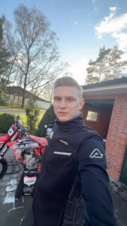 Waschen macht keinen Spaß? Falsch gedacht! 😏
Viele denken, Motorrad putzen ist lästig. Aber das liegt nicht an der Arbeit – sondern am falschen Reiniger.

Mit dem B&B Offroad Reiniger wird das Waschen zur coolen Sache: kostengünstig, ergiebig und richtig effektiv.
Sag dem Schmutz den Kampf an 🧼💪 und hol dir den Spaß zurück beim Bike-Cleaning 🏍️✨

Mach’s wie die Profis – mach’s mit B&B!

#motocross #motocrosslife #motocrosslove #bbreiniger #offroadreiniger #bikewash #dirtbike #motocrosscleaning #bikecare #motocrosspflege #mxlife #motocrossrider #motocrossfun #mxwash #bboffroad