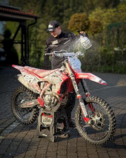 🧼 Sauber. Schonend. Stark. 🏍️💦
Der B&B Offroad-Reiniger bringt dein Bike mühelos auf Hochglanz – ohne aggressive Zusätze und absolut materialschonend!

✅ Greift keine Oberflächen an – sicher für Lack, Gummi & Kunststoff
✅ Hochkonzentrat – 1:3 mit Wasser verdünnbar = extrem ergiebig
✅ Für Motocross, Enduro, ATV & alle Offroad-Fahrzeuge
✅ Entfernt hartnäckigen Schmutz im Handumdrehen
🛒 Jetzt direkt im Onlineshop bestellen:

👉 www.bundboffroad.de

#BBOffroadReiniger #OffroadCleaner #Motorradpflege #EnduroReinigung #MXLife #BikeWash #Materialschonend #MotocrossReiniger #EnduroBike