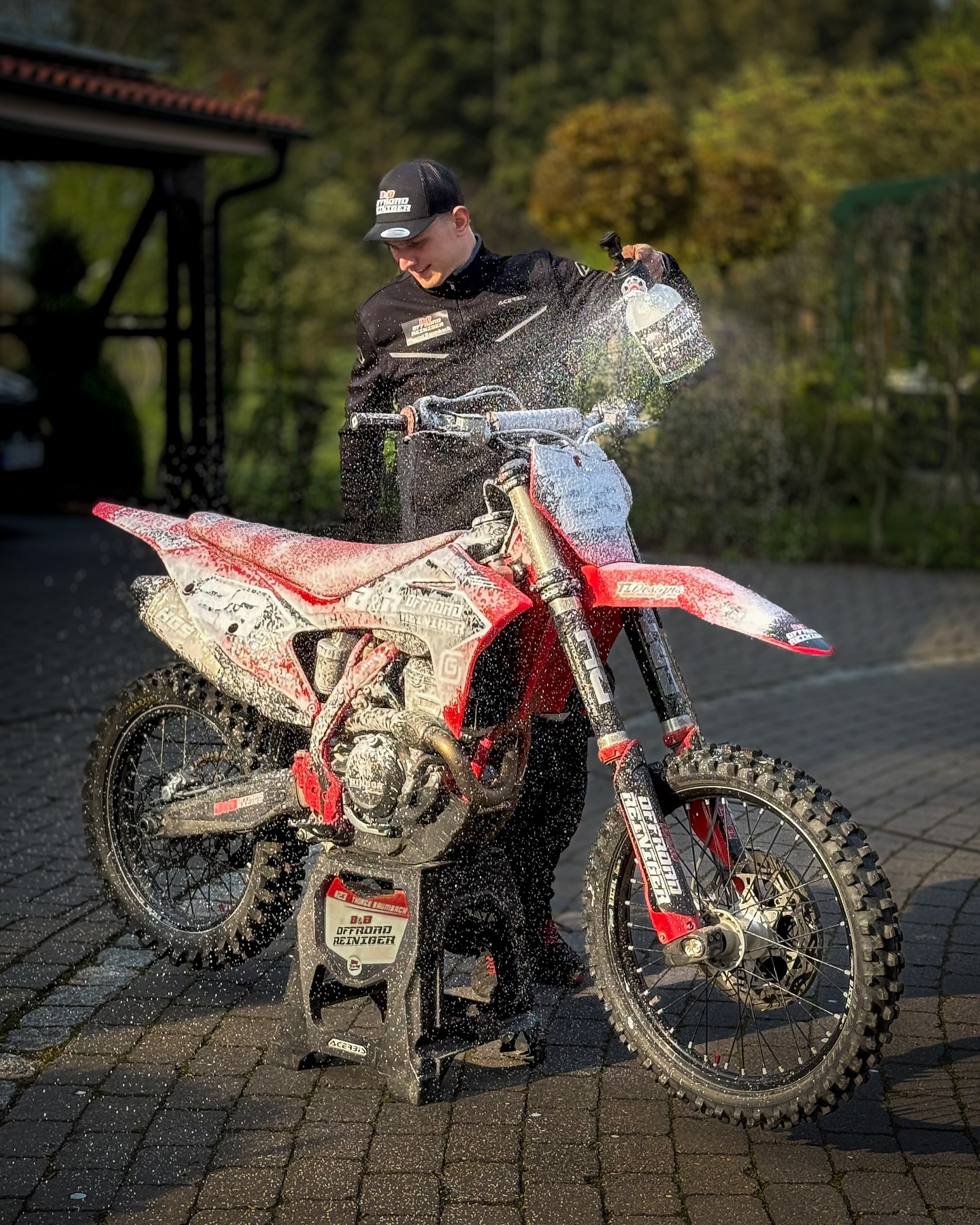 🧼 Sauber. Schonend. Stark. 🏍️💦
Der B&B Offroad-Reiniger bringt dein Bike mühelos auf Hochglanz – ohne aggressive Zusätze und absolut materialschonend!
✅ Greift keine Oberflächen an – sicher für Lack, Gummi & Kunststoff
✅ Hochkonzentrat – 1:3 mit Wasser verdünnbar = extrem ergiebig
✅ Für Motocross, Enduro, ATV & alle Offroad-Fahrzeuge
✅ Entfernt hartnäckigen Schmutz im Handumdrehen
🛒 Jetzt direkt im Onlineshop bestellen:
👉 www.bundboffroad.de
#BBOffroadReiniger #OffroadCleaner #Motorradpflege #EnduroReinigung #MXLife #BikeWash #Materialschonend #MotocrossReiniger #EnduroBike