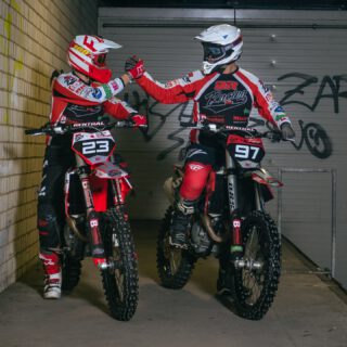 📸 „Für alle, die sich schon immer gefragt haben, wer eigentlich hinter B&B Offroad steckt…“

Wir sind Leon & Thorge – Motocross-Fahrer, Schrauber, Detailfreaks und Gründer von B&B Offroad.
Seit über 5 Jahren entwickeln wir Produkte, auf die wir selbst beim Bike-Waschen nicht mehr verzichten wollen.

🚀 Was mit der Idee eines ehrlichen, materialschonenden Reinigers begann, ist heute eine Marke geworden, der viele Fahrer vertrauen – vom Wochenend-Hobbyfahrer bis zum Profi-Racer.

👉 Unsere Reiniger & Zubehör sind:
✅ Effektiv
✅ Ergiebig
✅ Fair im Preis
✅ Made in Germany
✅ Und vor allem: hart getestet – von uns selbst.

Ob du uns schon lange kennst oder gerade erst entdeckt hast –
Willkommen bei B&B Offroad. 🧼🏁

#bundboffroad #motocrosslife #endurocleaning #bikecare #mxcleaner #offroadshop #teamcleanbike