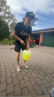 Was. Für. Ein. Wochenende! 🤯🔥
Der TZ-Designs Ride Day war einfach nur next level – geile Leute, fette Party und mega Stimmung von Anfang bis Ende. 🏍️💨🍻

Nach so viel Action muss das Bike natürlich wieder sauber an den Start – und genau da kommt unser B&B Offroad Reiniger ins Spiel. 🚿✨
Schnell, easy, effektiv – damit glänzt dein Bike wieder.

👉 Hol dir jetzt deinen Reiniger auf www.bundboffroad.de und gönn deinem Bike die Pflege, die es verdient! 💪

#RideDay #MotocrossLife #MXCommunity #MotocrossGermany #OffroadAddicts #MXlove #DirtBikeLife #MotocrossCare #CleanYourRide #MXWeekend